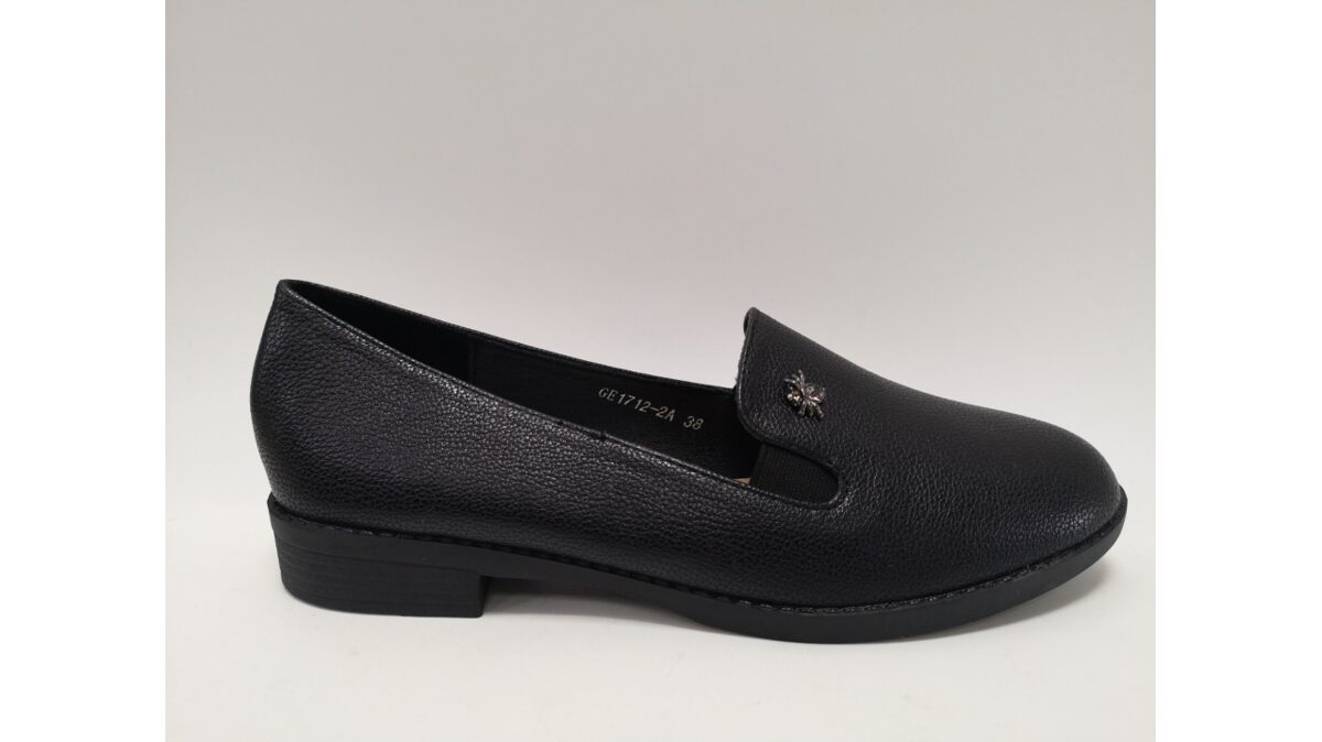 Sieviešu apavi, melnas, stilīgas zempapēžu kurpes