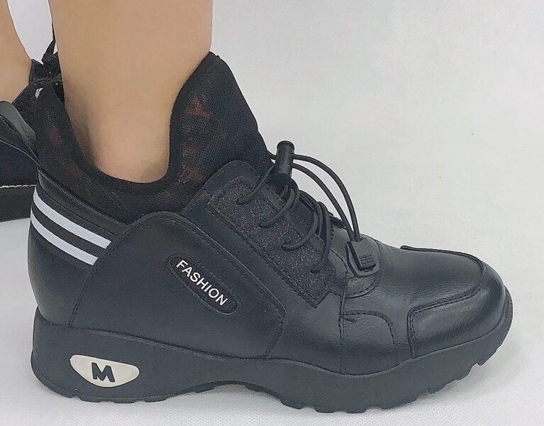 Sneakers, melni ar baltu sieviešu brīvā laika apavi